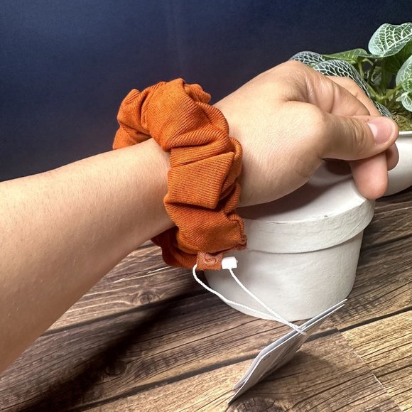 Lululemon Uplifting Scrunchie NWT ONE SIZE (BUOJ) - Picture 5 of 9